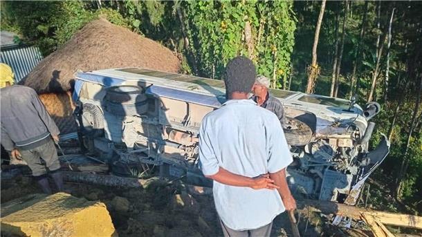 Erdrutsch in Papua-Neuguinea - Viele Tote befürchtet Das Wrack eines Fahrzeugs in der Provinz Enga.