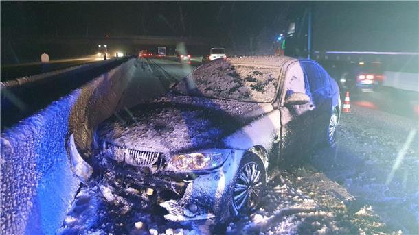 Wintereinbruch bringt den Verkehr ins Schleudern Das Wrack eines Pkw steht auf der Autobahn A7 im Landkreis Bad Kissingen.