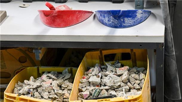 Das Zerkleinern der Mauer ist eine ziemlich staubige Angelegenheit.