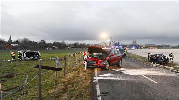 Frau nach illegalem Autorennen wegen Mordes vor Gericht Das zerstörte Auto liegt nach dem Unfall auf einer Wiese.