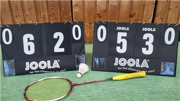 Ergebnistafel und Badmintonschläger