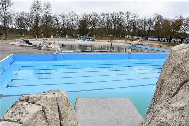 „Algen sind unser Unkraut“: Die Saisonvorbereitungen im Zevener Naturbad laufen Blick auf das Zevener Naturbad.