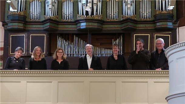 Das Zevener Vokalensemble und der Organist bei der Aufführung: Christina Zarth, Annette Borbe, Christine Schwiebert, Dietrich Wimmer, Beate Szillat, Andreas Borbe, Peter Corleis (von links).