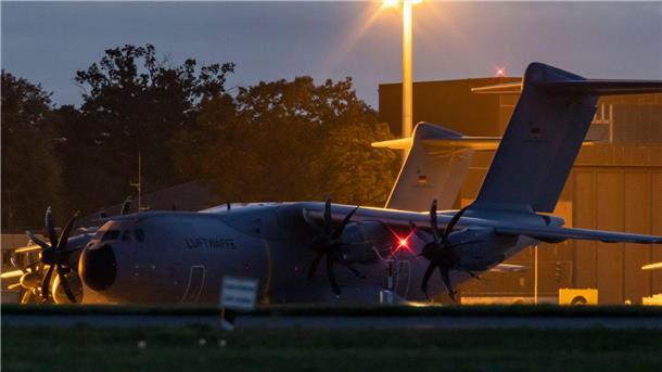 Das zweite Transportflugzeug vom Typ A400M der Bundeswehr mit Passagieren aus Israel auf dem Flugplatz in Wunstorf.