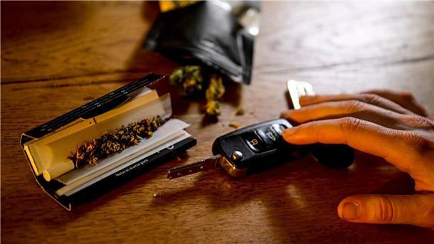 Was bedeutet die neue Cannabis-Grenze am Steuer? Dass Rauschmittel die Fahrtüchtigkeit beeinflussen, ist unbestritten. Bei Cannabis ist die Wirkungsweise jedoch nicht dieselbe wie bei Alkohol.