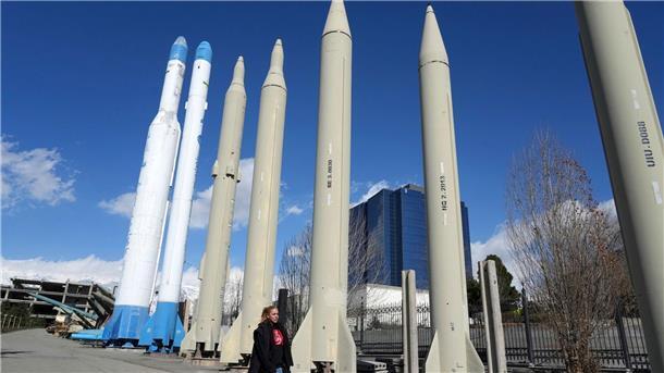 Yahya: Direkter Angriff Irans auf Israel ist ein Wendepunkt Dauerausstellung von im Iran produzierten Raketen und Satellitenträgern in einem Erholungsgebiet im Norden Teherans.
