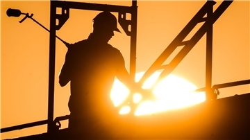 Bauarbeiter mit Gasbrenner auf Baustelle