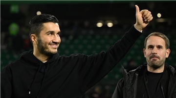 Daumen hoch - die Stimmung bei Trainer Sahin ist trotz der vielen Ausfälle deutlich besser geworden.