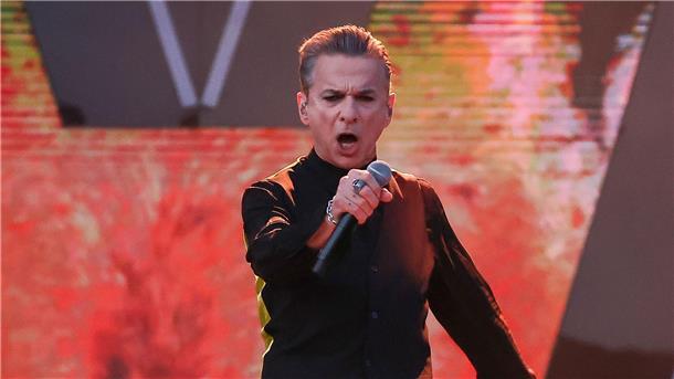 Depeche Mode spielen umjubeltes erstes Deutschlandkonzert Dave Gahan von Depeche Mode singt beim ersten Konzert der „Memento Mori Tour 2023“ auf der Bühne auf der Festwiese. Es ist die erste Tour ohne Keyboarder Fletcher, der genau vor einem Jahr mit nur 60 Jahren starb.