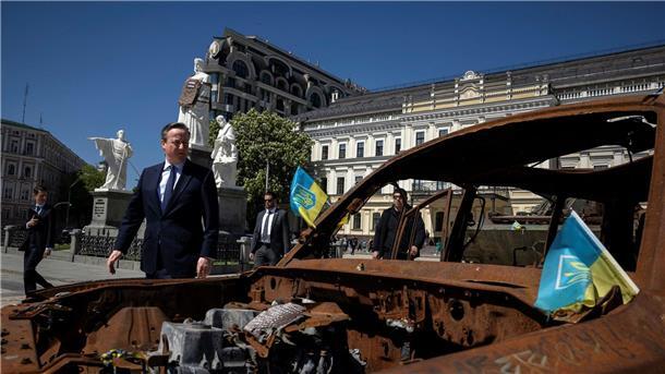 David Cameron auf dem Platz des Heiligen Michael in Kiew, wo zerstörte russische Militärfahrzeuge ausgestellt sind.
