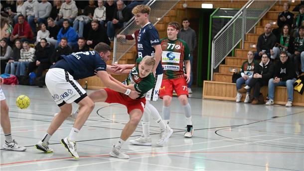 David Meinke wird von Rotenburgs Kilian Behrens gestoppt.