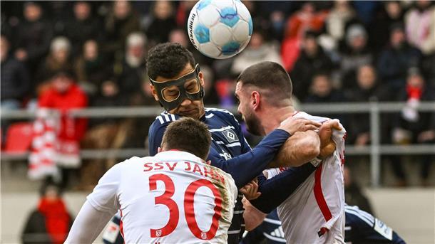 Davie Selke (m) vergibt für den Hamburger SV eine dicke Chance.
