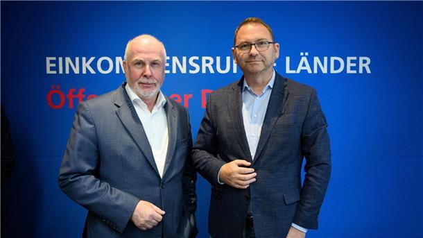 dbb-Bundesvorsitzender Ulrich Silberbach (l) und Verdi-Vorsitzender Frank Werneke hoffen bei den Tarifverhandlungen für den öffentlichen Dienst auf ein Angebot der Länder.
