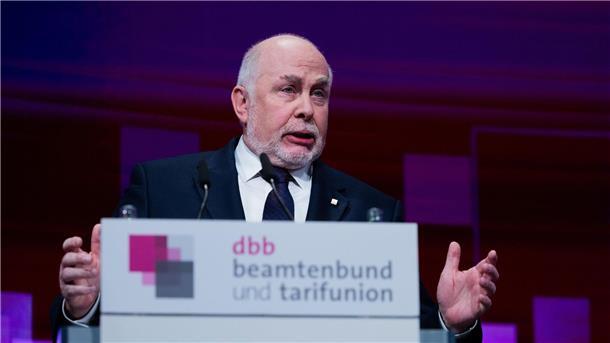 Beamtenbund warnt vor Schwächung des Staats dbb-Vorsitzender Ulrich Silberbach spricht bei der Jahrestagung des Deutschen Beamtenbundes in Köln.