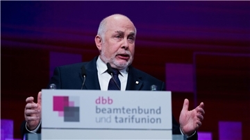 dbb-Vorsitzender Ulrich Silberbach spricht bei der Jahrestagung des Deutschen Beamtenbundes in Köln.