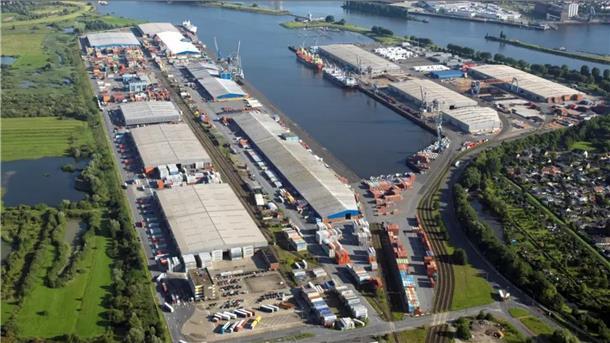 Luftfoto von eimem Gelände. DCP Dettmer Container Packing hat ihren Sitz im Neustädter Hafen in Bremen. Das Unternehmen mit rund 240 Beschäftigten hat beim Amtsgericht Insolvenz beantragt.