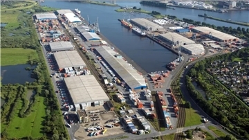 Bremer Stauerei DCP meldet Insolvenz an – 240 Mitarbeiter betroffen Luftfoto von eimem Gelände. DCP Dettmer Container Packing hat ihren Sitz im Neustädter Hafen in Bremen. Das Unternehmen mit rund 240 Beschäftigten hat beim Amtsgericht Insolvenz beantragt.