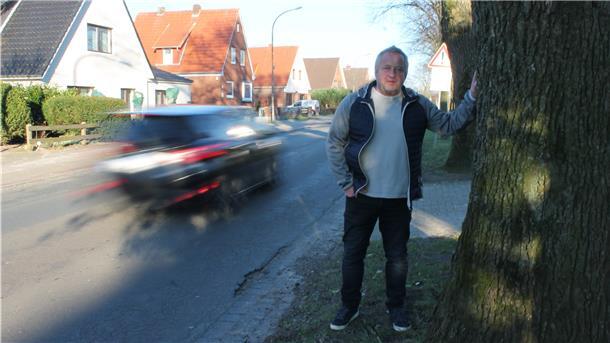 Debstedts Ortsbürgermeister Bernd Krüger (Bürgerfraktion) ist froh, dass die Ortsdurchfahrt endlich grundlegend saniert wird. Foto Schröder