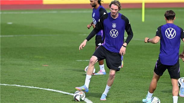Debüt im Nationalteam? DFB-Neuling Nick Woltemade (M) beim Training in Herzogenaurach.