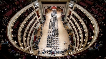 Debütantenpaare befinden sich in der Wiener Staatsoper während der Generalprobe für den Opernball. Der Wiener Opernball soll 2023 mit einem neuen Konzept stattfinden.