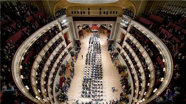 Debütantenpaare befinden sich in der Wiener Staatsoper während der Generalprobe für den Opernball.