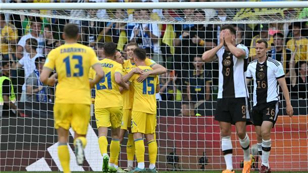 Es bleibt sehr viel zu tun: Blasse DFB-Elf spielt nur 3:3 gegen die Ukraine Defensiv spielt die DFB-Elf alles andere als souverän. Leon Goretzka kann es nicht fassen.