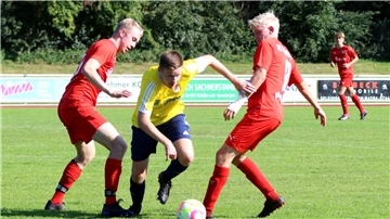 Defensivspieler Marek Schotman setzt sich im Zweikampf durch. Rechts: Nordheides spielender Co-Trainer Niklas Klöfkorn.