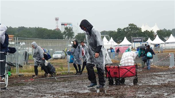 Deichbrand im Regen und Matsch: Wegen des Wetters reisen viele Besucher schon am Sonntag ab.