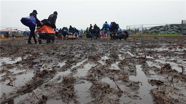 Deichbrand im Regen und Matsch: Wegen des Wetters reisen viele Besucher schon am Sonntag ab.