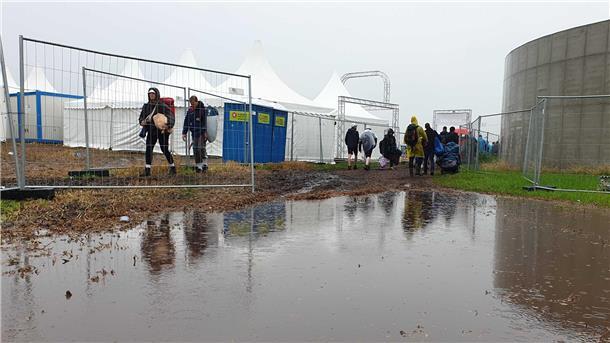 Deichbrand im Regen und Matsch: Wegen des Wetters reisen viele Besucher schon am Sonntag ab.