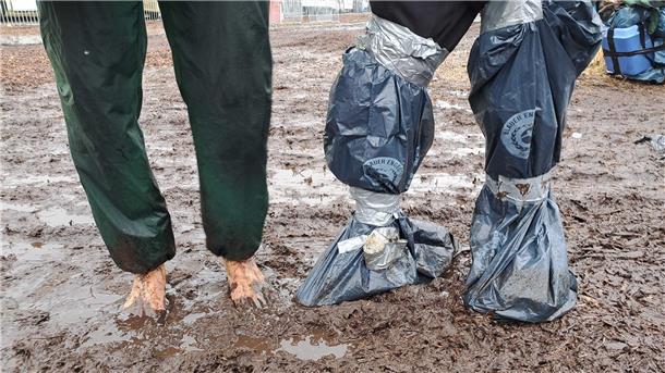 Deichbrand im Regen und Matsch: Wegen des Wetters reisen viele Besucher schon am Sonntag ab.