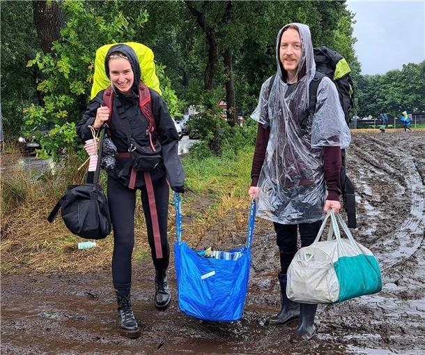 Deichbrand im Regen und Matsch: Wegen des Wetters reisen viele Besucher schon am Sonntag ab.