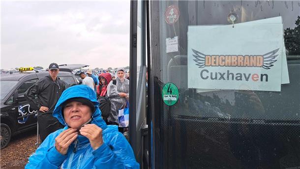 Deichbrand im Regen und Matsch: Wegen des Wetters reisen viele Besucher schon am Sonntag ab.