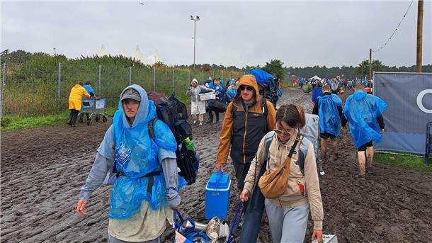 Deichbrand im Regen und Matsch: Wegen des Wetters reisen viele Besucher schon am Sonntag ab.
