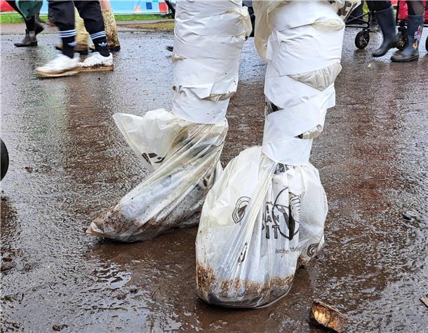 Deichbrand im Regen und Matsch: Wegen des Wetters reisen viele Besucher schon am Sonntag ab.