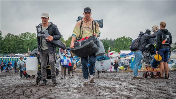 Deichbrand im Regen und Matsch: Wegen des Wetters reisen viele Besucher schon am Sonntag ab.