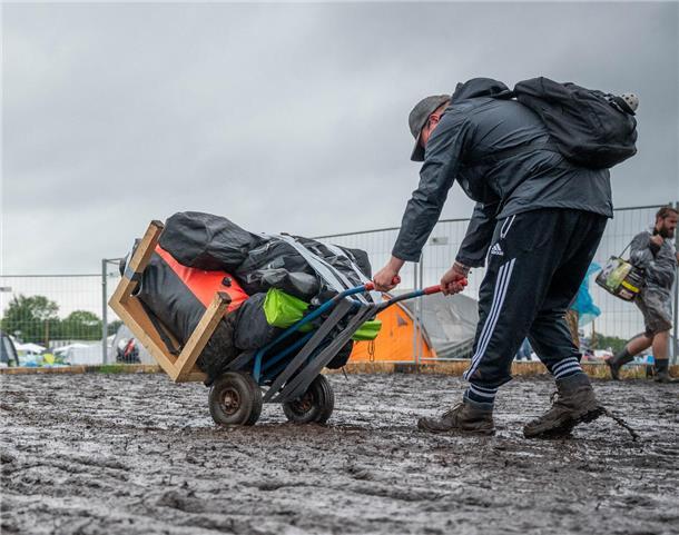 Deichbrand im Regen und Matsch: Wegen des Wetters reisen viele Besucher schon am Sonntag ab.