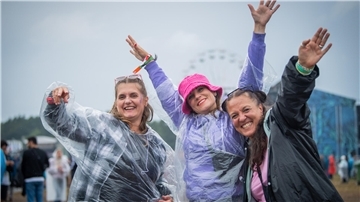 Deichbrand im Regen: Wegen des Wetters reisen viele Besucher schon am Sonntag ab. Andere feiern fleißig.
