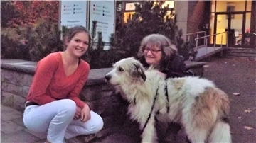 Deike Harms mit Hund Socke und seiner Besitzerin Martina Meyer.