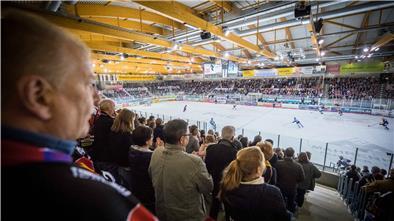DEL 12. Spieltag Fischtown Pinguins gegen Straubing Tigers. Erstes Drittel. Zuschauerblick von der Tribüne aufs Eis.