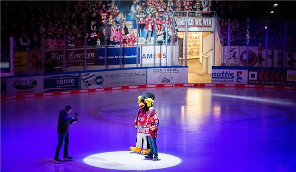 DEL 2022/23 Fischtown Pinguins gegen Augsburger Panther. Im Bild: Maskottchen Kr...