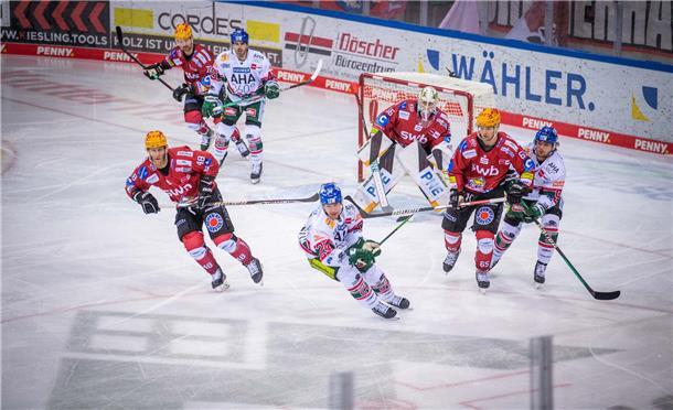 DEL 2022/23 Fischtown Pinguins gegen Augsburger Panther. Im Bild: Nicholas Jense...
