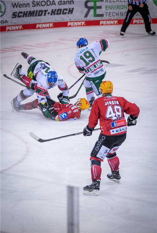 DEL 2022/23 Fischtown Pinguins gegen Augsburger Panther. Im Bild: Braden Lamb (l...
