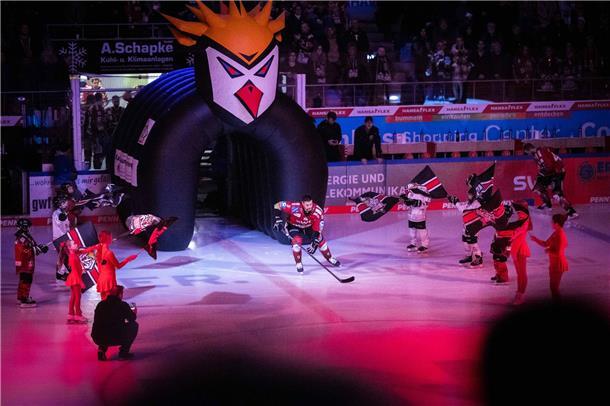 DEL 2022/23 Fischtown Pinguins gegen Augsburger Panther. Im Bild: Jan Urbas (Mit...