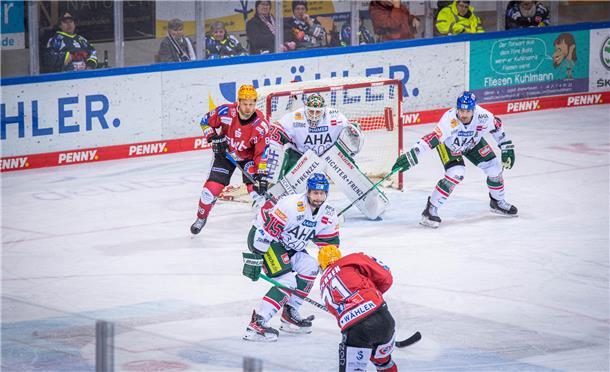 DEL 2022/23 Fischtown Pinguins gegen Augsburger Panther. Im Bild (von links): An...