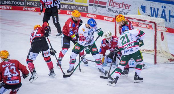 DEL 2022/23 Fischtown Pinguins gegen Augsburger Panther. Im Bild (von links): Sk...