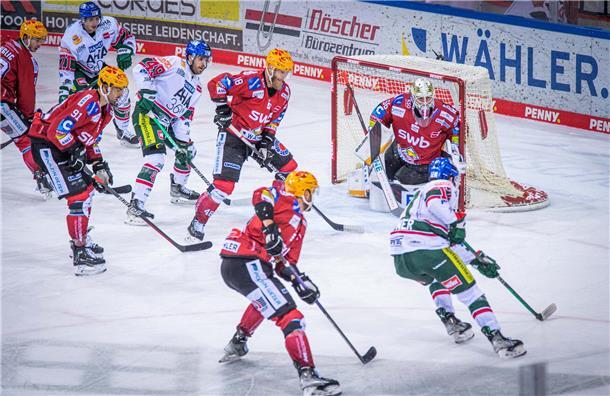 DEL 2022/23 Fischtown Pinguins gegen Augsburger Panther. Im Bild (von links): Zi...