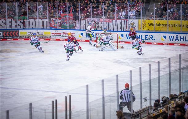 DEL 2022/23 Fischtown Pinguins gegen Augsburger Panther. Im Bild: Die Augsburger...