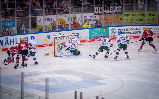 DEL 2022/23 Fischtown Pinguins gegen Augsburger Panther. Im Bild: 1:0 Tor für di...