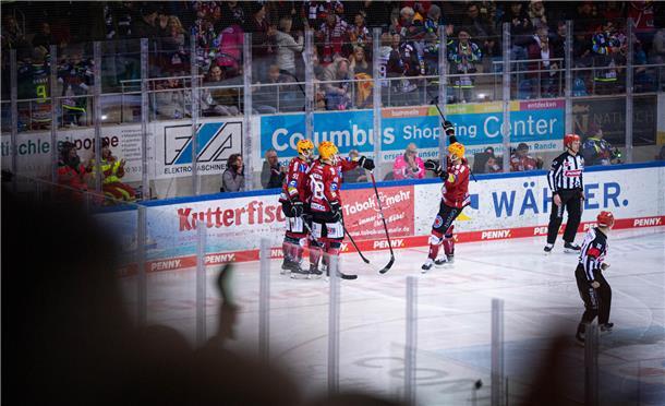 DEL 2022/23 Fischtown Pinguins gegen Augsburger Panther. Im Bild: Pinguins freue...